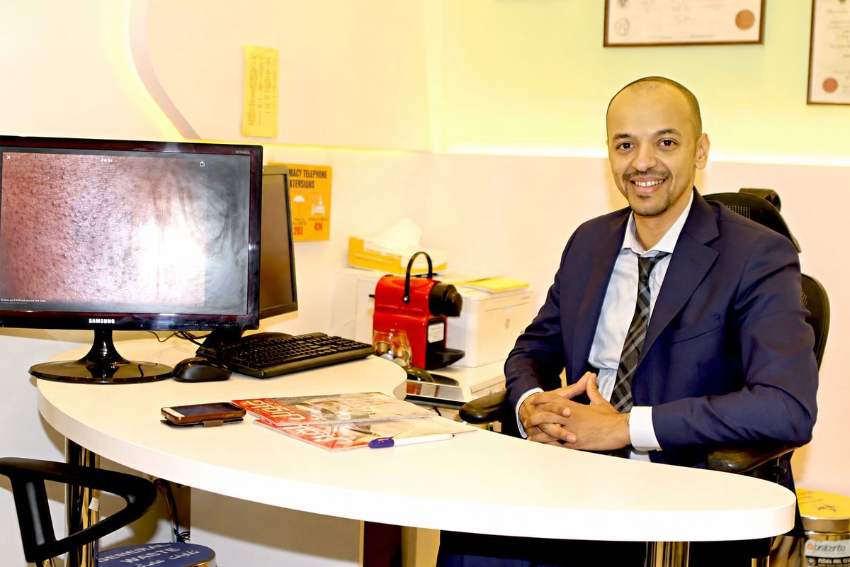 د. عبدالعزيز الراشد في مكتبه بالعيادة