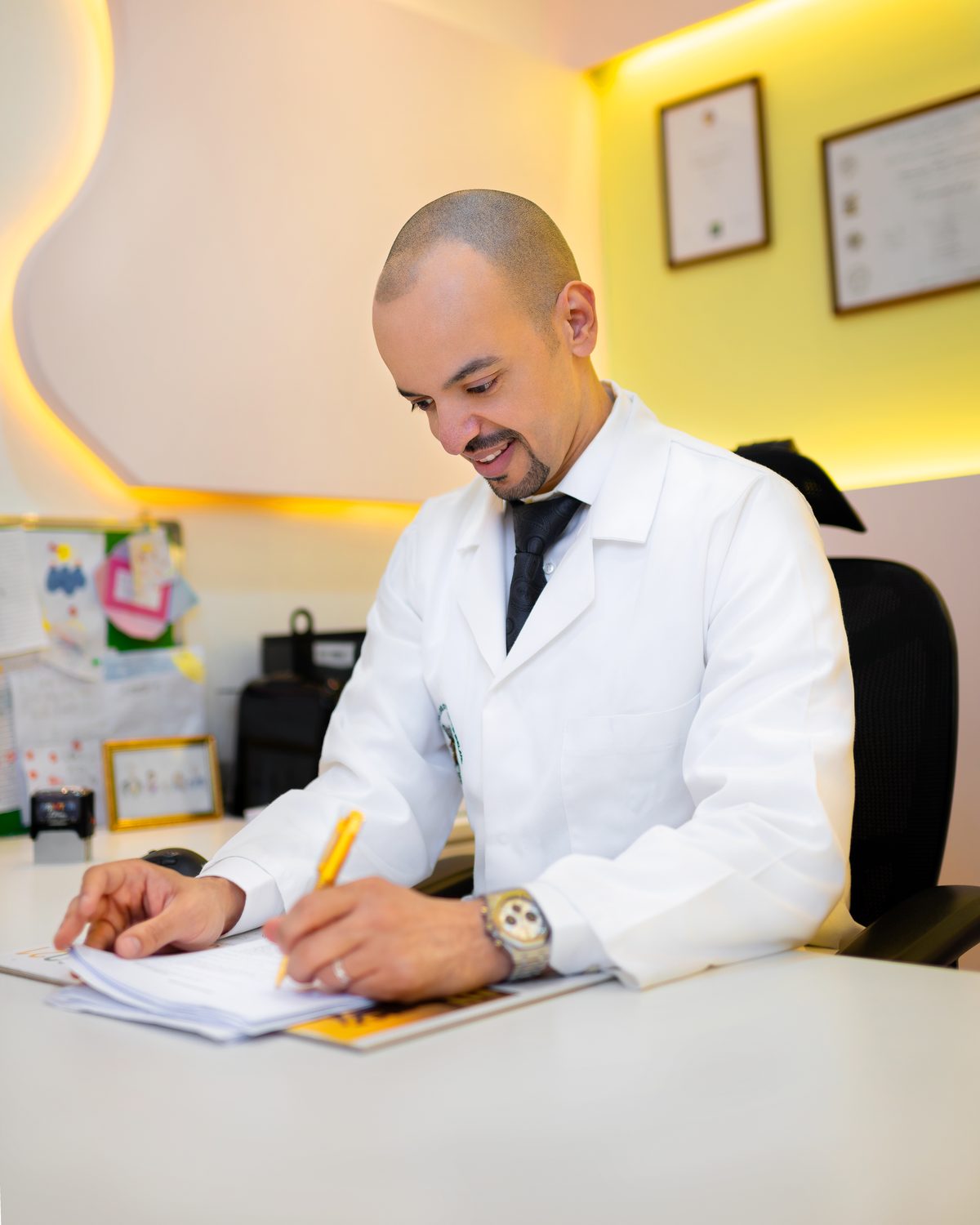د. عبدالعزيز الراشد يكتب خطة علاجية في العيادة